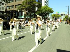 どんたくでパレードをする消防音楽隊の写真