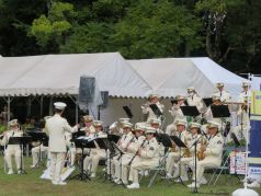 演奏を行う福岡市消防音楽隊の写真