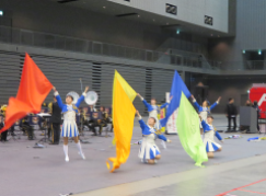 消防出初式のファイ太広場で演技をするカラーガード隊