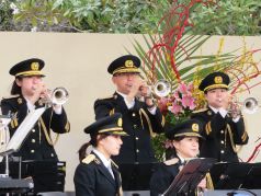 演奏をするトランペット奏者音楽隊員の写真