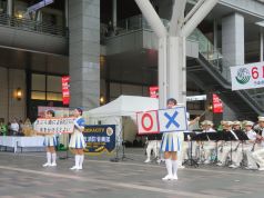 パネルを使ってクイズを出題する福岡市消防カラーガード隊の写真