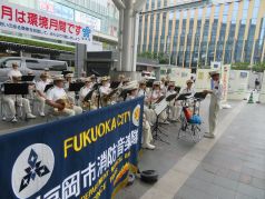 博多口イベントスペースで演奏する福岡市消防音楽隊の写真