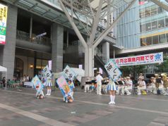 パネルを使って熱中症対策を呼び掛ける福岡市消防カラーガード隊の写真