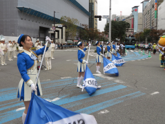 福岡マラソンでフラッグを振るカラーガード隊