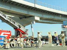 演奏を行う福岡市消防音楽隊の写真