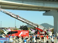 鍵盤が描かれたフラッグを使用して演技を行う福岡市消防カラーガード隊の写真