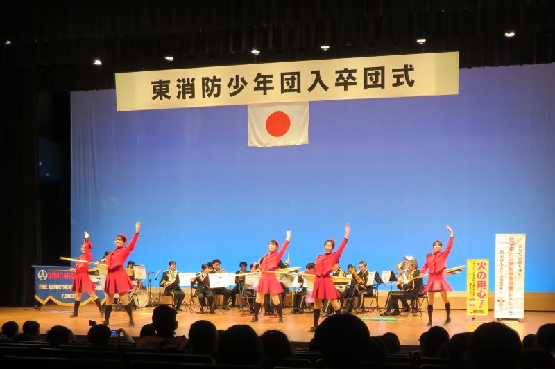 演奏演技をする消防音楽隊の写真
