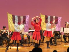 演技をするカラーガード隊の写真