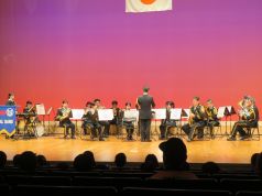 演奏をする消防音楽隊の写真