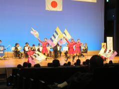 演技をするカラーガード隊の写真