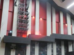 火災をイメージした赤いライトとスモークの演出の写真