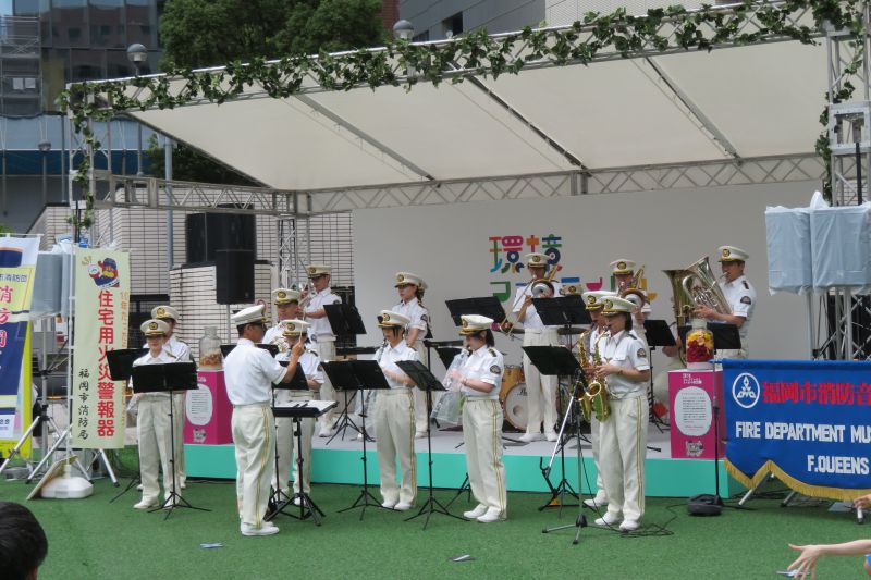 市役所西側広場で演奏を行う福岡市消防音楽隊の写真