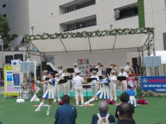 演奏・演技を行う福岡市消防音楽隊の写真