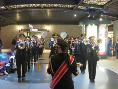 天神地下街でパレード演奏を行う福岡市消防音楽隊の写真