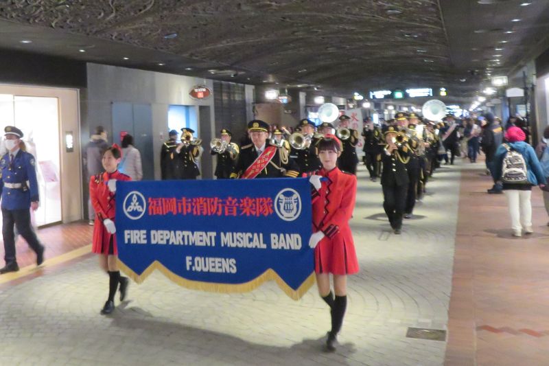 パレード演奏をする消防音楽隊の写真
