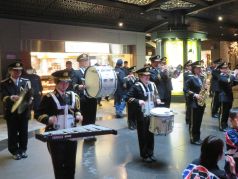 演奏をする消防音楽隊の写真