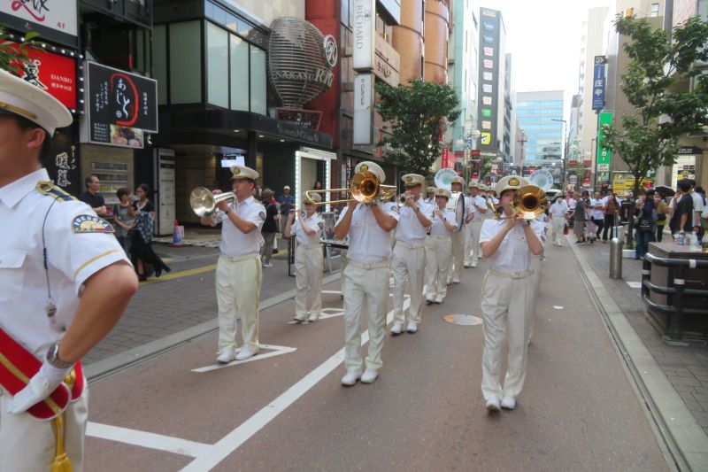 中州でパレードを行う福岡市消防音楽隊の写真