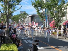 パレードを行う消防音楽隊の写真