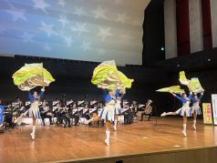 演技をするカラーガード隊の写真