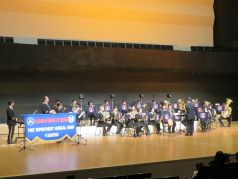 演奏をする消防音楽隊の写真