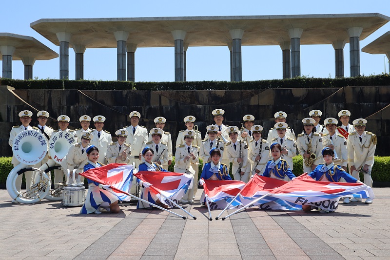 消防音楽隊と消防カラーガード隊の集合写真