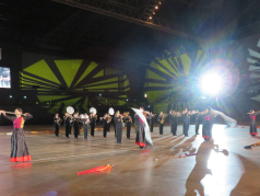 ドリル演奏をする消防音楽隊の写真