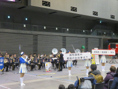 演奏、演技をする消防音楽隊の写真