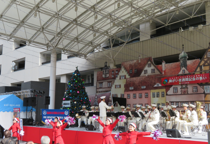 演奏・演技をする消防音楽隊の写真