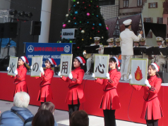 演技をするカラーガード隊の写真