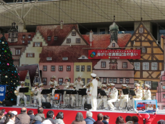 演奏をする消防音楽隊の写真