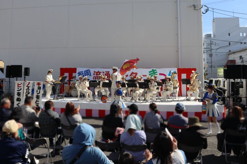 演技中に消火器の使い方を説明する福岡市消防カラーガード隊の写真