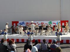 心肺蘇生メドレーの演奏中に手拍子を行う福岡市消防カラーガード隊の写真