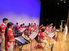 若鷹のユニフォームを着用して演奏する福岡市消防音楽隊の写真