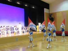 演奏演技をする福岡市消防音楽隊カラーガード隊の写真