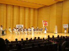 フラッグを振って演技を行う福岡市消防カラーガード隊の写真