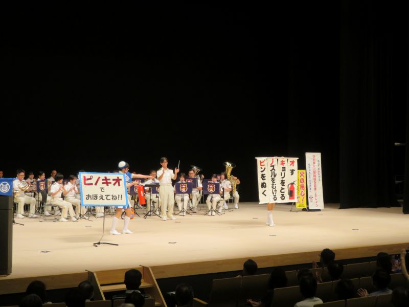 演奏を行う福岡市消防音楽隊とカラーガード隊の写真