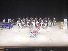 演奏を行う福岡市消防音楽隊とカラーガード隊の写真