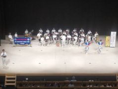 演奏を行う福岡市消防音楽隊とカラーガード隊