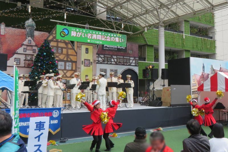 演奏と演技を行う福岡市消防音楽隊の写真