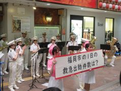 救急車についてクイズを出題する福岡市消防カラーガード隊の写真