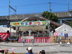パネルを使ってクイズを出題する福岡市消防カラーガード隊の写真