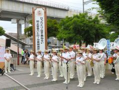 開会式で整列している消防音楽隊の写真