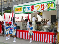 演奏演技を行う消防音楽隊とカラーガード隊の写真