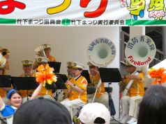 福岡ソフトバンクホークスのユニフォームを着用して演奏を行う福岡市消防音楽隊の写真