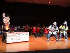 消火活動をする寸劇の写真