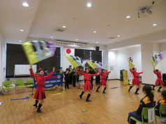 演技をするカラーガード隊の写真