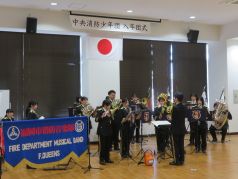 演奏をする消防音楽隊の写真