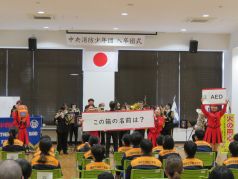 クイズを出題するカラーガード隊の写真