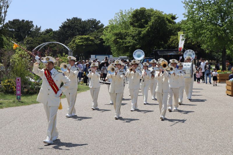 パレード演奏をする消防音楽隊の写真