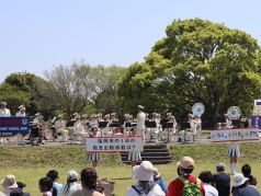 クイズを出題するカラーガード隊の写真